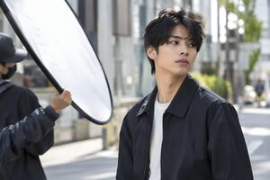 街角で撮影される男性モデル