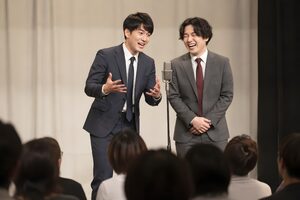 マイクの前で漫才をする二人