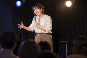 一人で話す女性のお笑い芸人