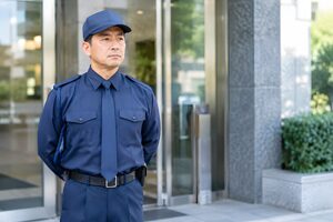 施設の入口に立つ警備員