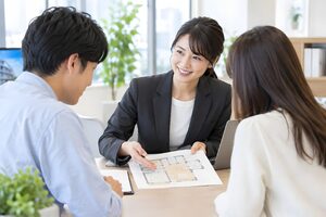 間取り図を見せる不動産営業