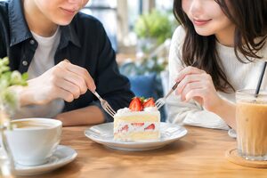 ケーキを分け合うカップルの手元