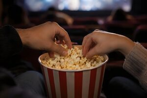 同じポップコーンに手を伸ばす二人の手元