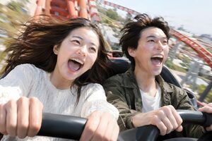 ジェットコースターで叫ぶカップル
