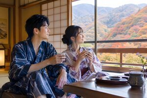 旅館の部屋でくつろぐ浴衣のカップル