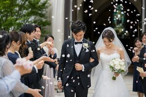 フラワーシャワーで祝福される新郎新婦