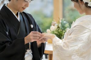 指輪を交換する新郎新婦の手元