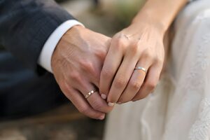 結婚指輪をはめた二人の手