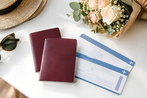 パスポートと航空券とブーケ
