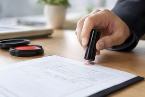 書類にはんこを押す手元