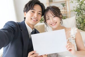 入籍記念に自撮りをするカップル