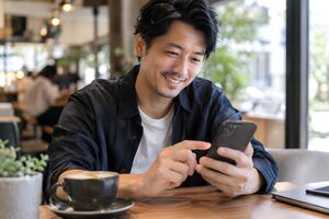 アプリでメッセージを送る30代男性