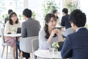 婚活パーティーで会話する男女
