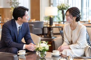 ホテルのラウンジでお見合いをする男女