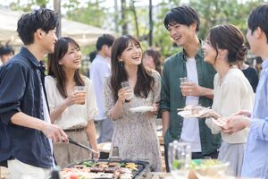 バーベキューの婚活イベントで笑い合う男女