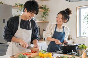 一緒に夕食を作る20代のカップル