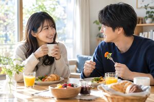 休日の朝に一緒に朝食をとるカップル