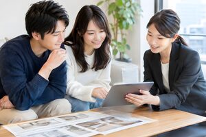 部屋探しをするカップル