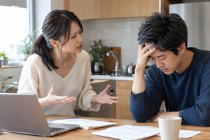 キッチンで言い争うカップル