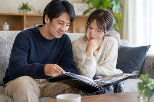 思い出のアルバムを見返すカップル