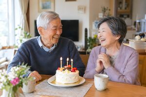 自宅で記念日を祝う熟年夫婦