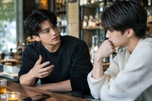 バーで友人に恋愛相談をする男性