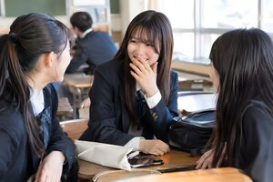 放課後に恋バナで盛り上がる女子高生