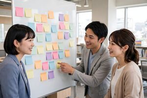 ホワイトボードの付箋を前にアイデアを出し合うチーム
