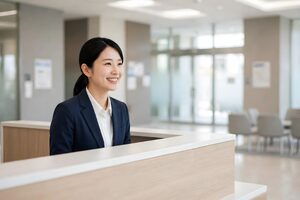 オフィスの受付で笑顔を見せる女性スタッフ