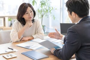 投資信託の説明を受ける50代女性