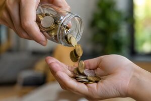 硬貨を受け取る手元