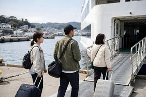 フェリーに乗り込む旅行者たち