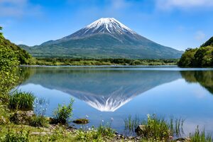 湖に映る雪をかぶった富士山