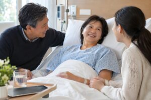 入院中に家族と話す50代女性