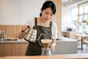 ハンドドリップでコーヒーを淹れるバリスタ