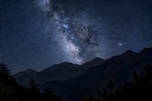 山並みの上に広がる天の川