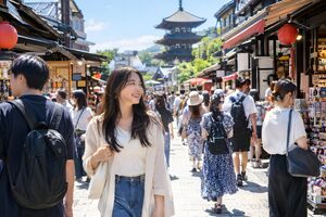 にぎわう週末の商店街