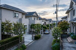 夕暮れの住宅街の通り