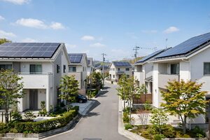 屋根に太陽光パネルを載せた住宅街