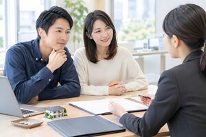 住宅ローンを相談する30代夫婦
