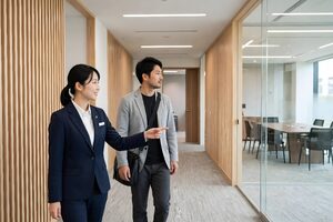 会議室へ来客を案内する女性社員