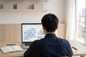 自宅でスケジュール表を確認する男性