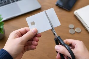 はさみで切るクレジットカード