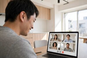 笑顔でビデオ通話に参加する男性