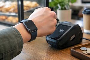 スマートウォッチで支払う手元