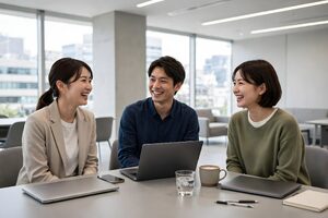 コワーキングスペースで談笑する3人