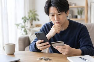 カードの利用明細を確認する30代男性