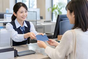 新しい通帳を受け取る客
