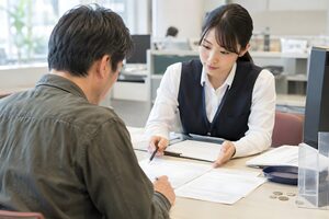 相談窓口で申告の相談をする40代男性