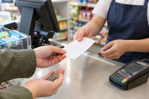 コンビニで払込票を支払う手元